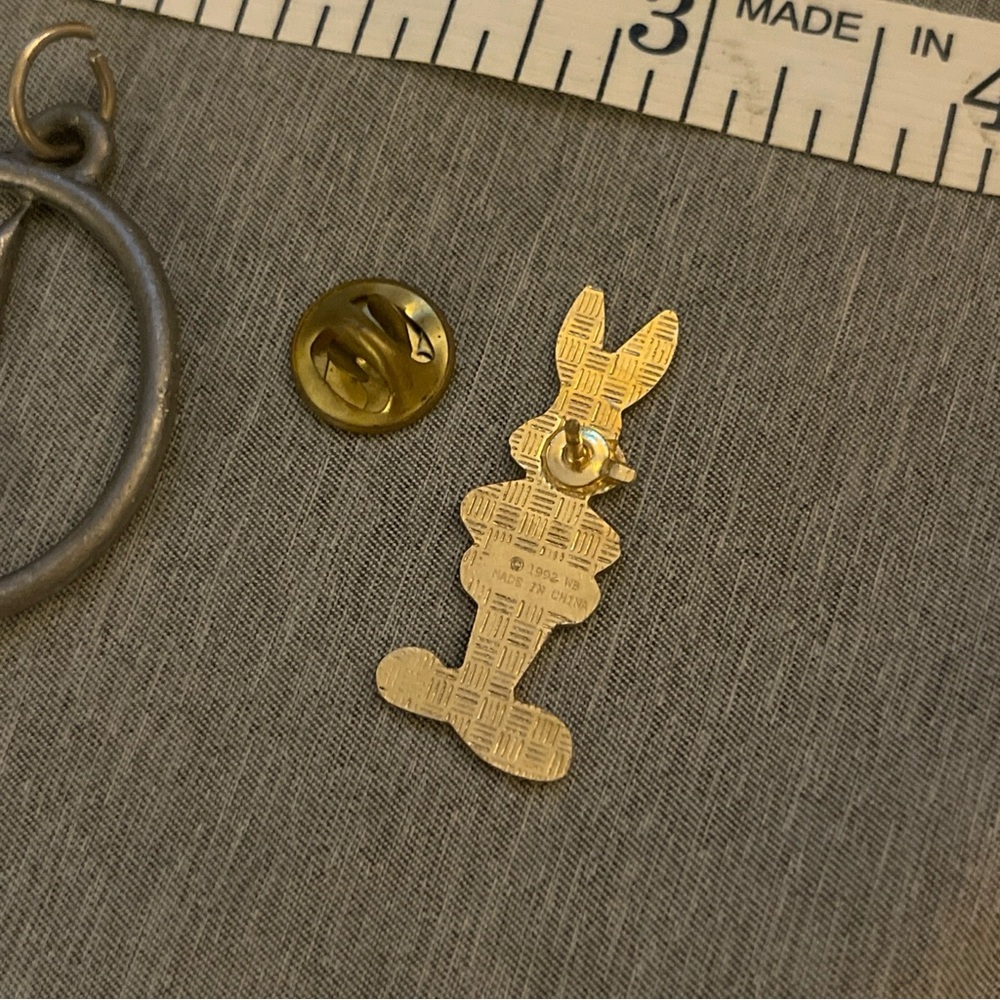 Vintage Bugs Bunny Bundle Enamel Lapel Pin Looney Tunes 1992 & WB Bugs Pendant - Picture 4 of 7